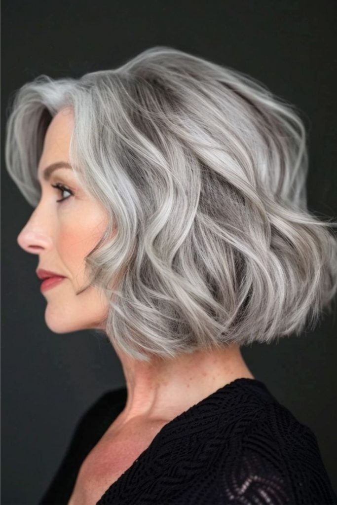 Bob con ondas para cabello plateado