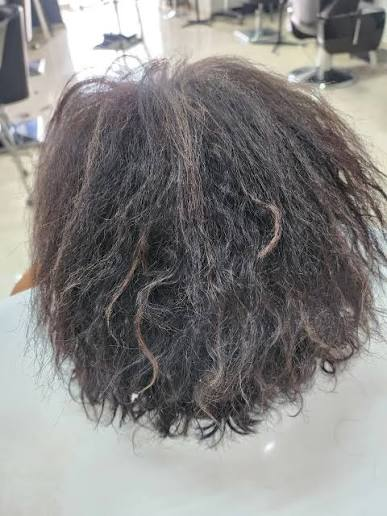 Fase de recuperación de un cabello dañado por coloración